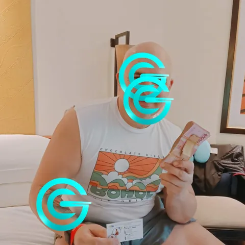 Mark in Canggu holding the Rupiah cash he received