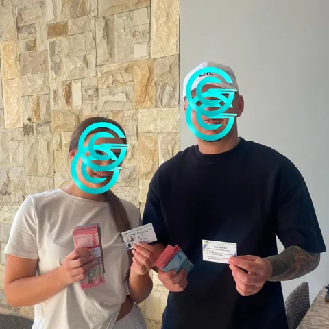 Tom in Uluwatu holding the Rupiah cash he received